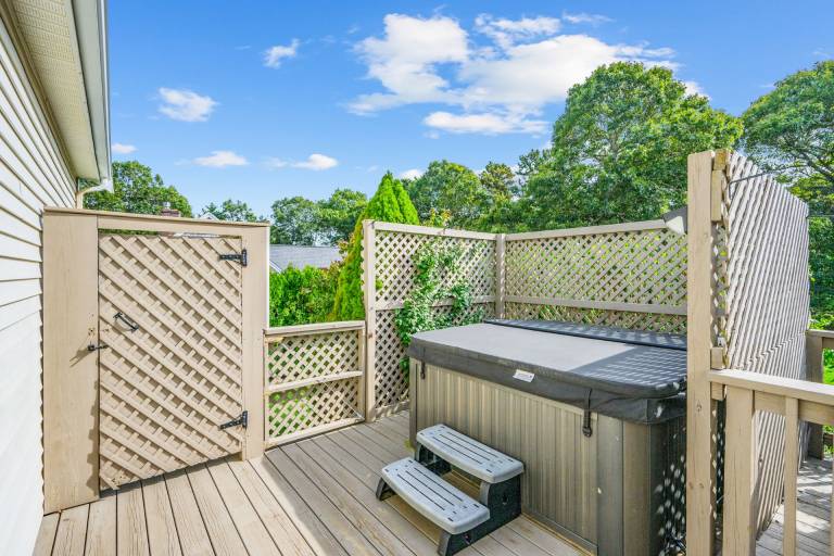 House with grill & hot tub — photo 3