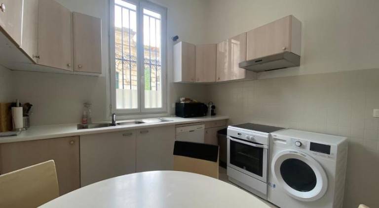 Vacation home with BBQ, patio & yard | Next to Place des Quinconces | Perfect for remote work — photo 4