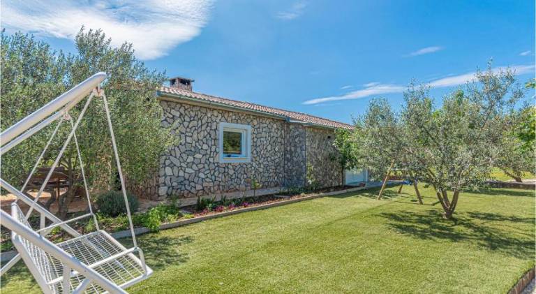 House with pool — photo 5