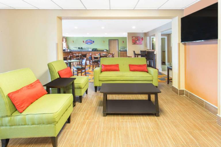 Baymont by Wyndham Waukesha — photo 2