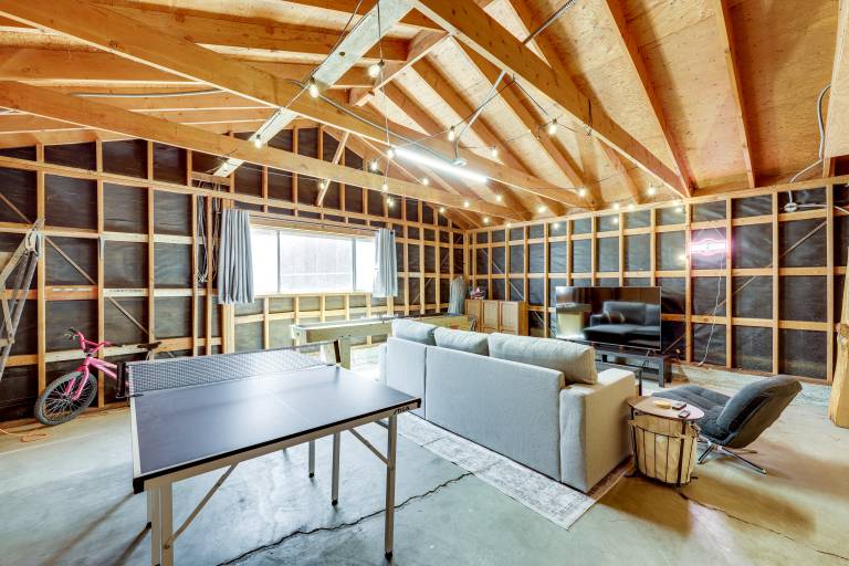 Game Room + Deck: Wooded Big Bear Lake Retreat — photo 4