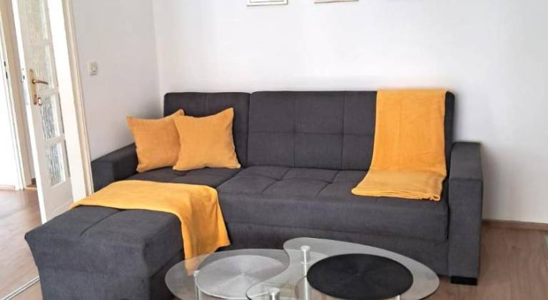 Holiday apartment with 3 rooms for 6 persons in Vodice