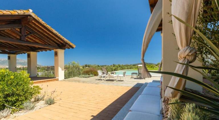 Serviced apartment with pool, patio & yard | Pet-friendly — photo 3