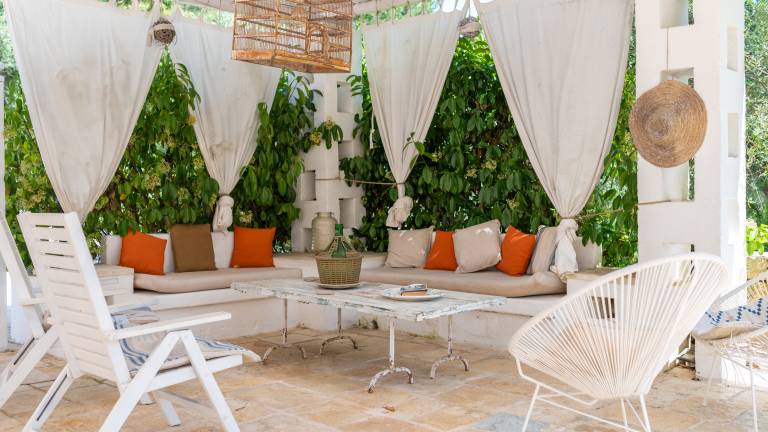 Villa with hot tub, barbeque & patio | Garden view — photo 2