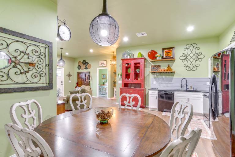 4 Mi to Lazy E Arena: Horse Lover's Haven w/ Grill — photo 2
