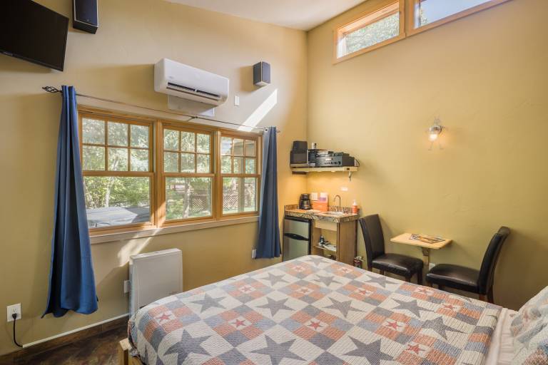 Cabin with hot tub & fast internet — photo 2