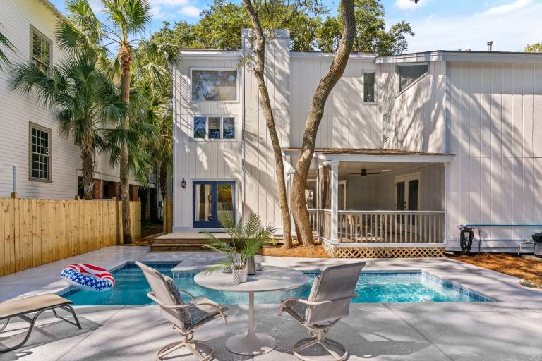 Live Oak Retreat - 2104 Bruce Drive — photo 2