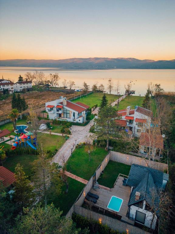 Bungalow with pool, barbeque & yard | Water view in Sapanca