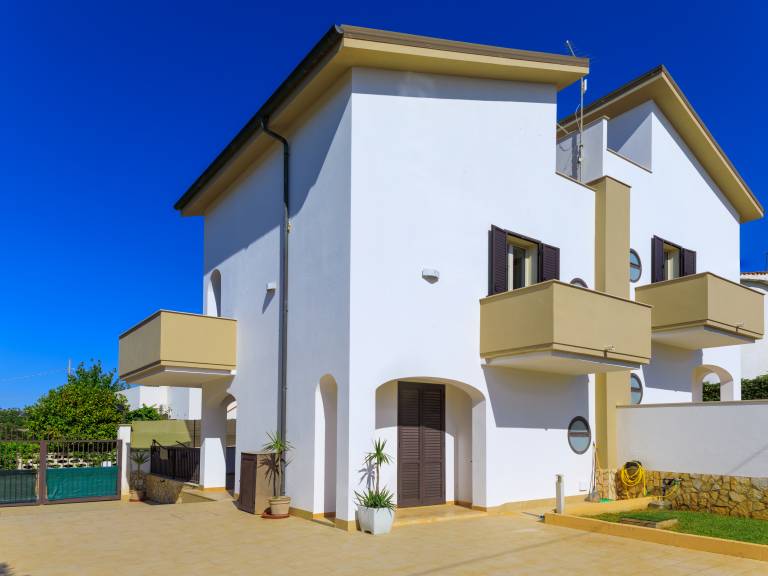Child-friendly ample villa with barbeque, terrace & garden | Garden view | Next to the beach | Pets are welcome — photo 3
