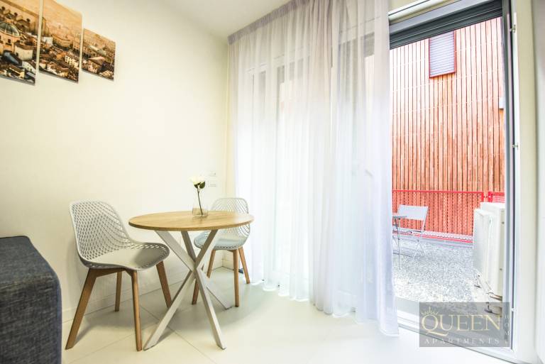 Holiday apartment with yard | Next to Two Towers | Garden view — photo 2