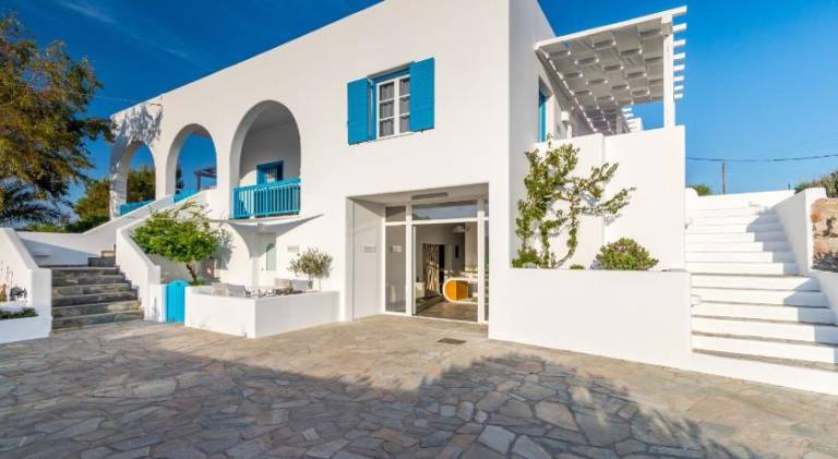 Rental apartment with hot tub, terrace & pool in Milos