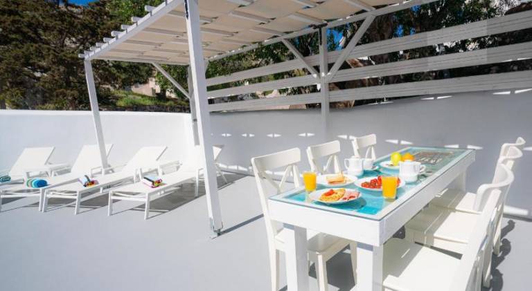 Apartment with barbecue & patio — photo 3