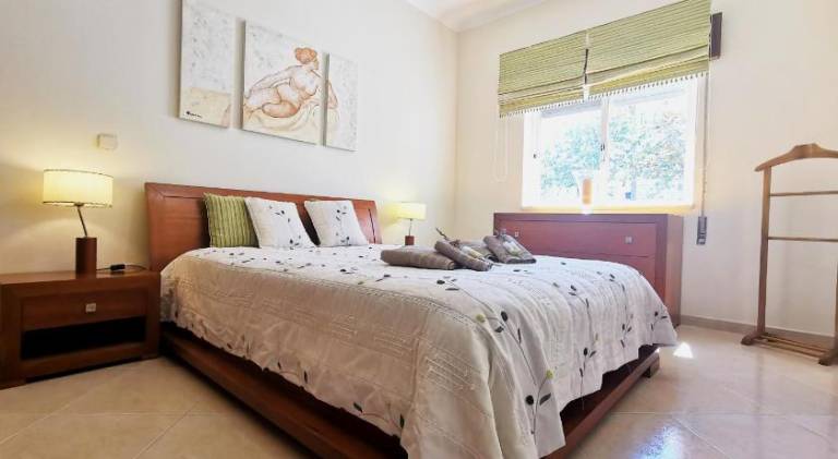 Rental apartment with yard & patio in Lagos