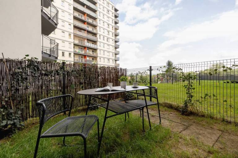 Studio with yard & terrace — photo 4