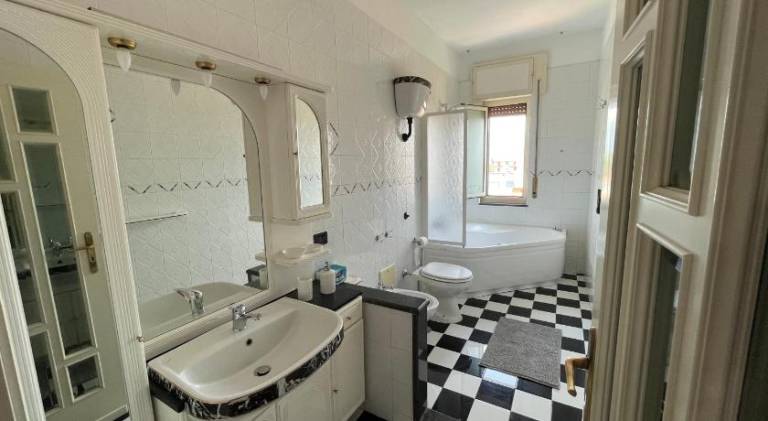 Vacation home with yard & hot tub — photo 2