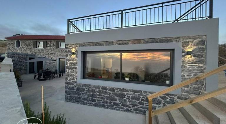 Vacation home with patio, barbecue & jacuzzi in Calheta
