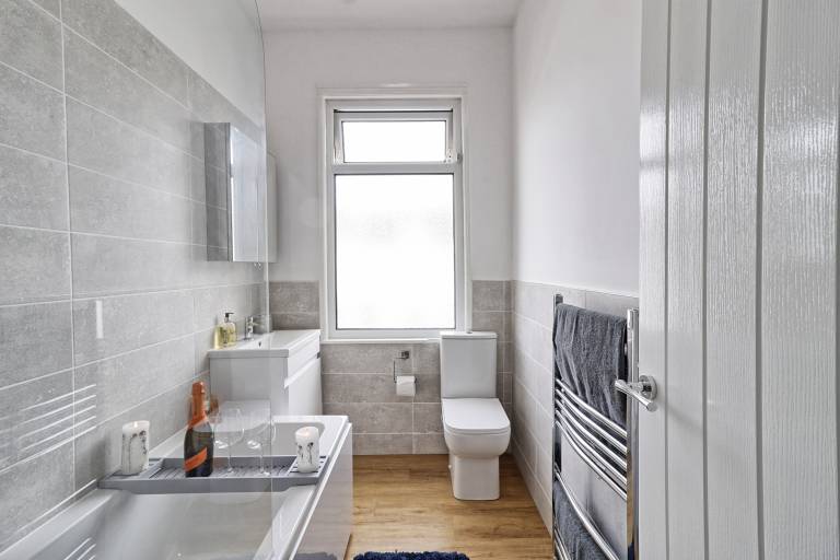 Lovely 2Bed Apartment in Westcliff-on-Sea! — photo 5