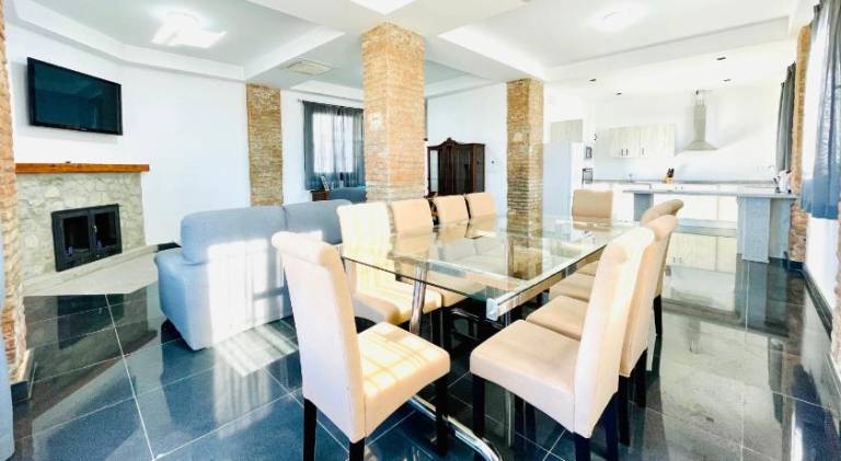 Ample house with private pool, barbecue & patio | Pet-friendly — photo 3