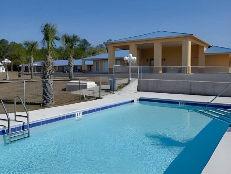 Days Inn by Wyndham DeFuniak Springs — photo 2