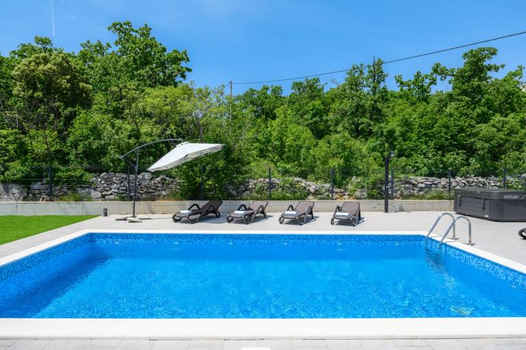 Villa with terrace, pool & barbecue — photo 2