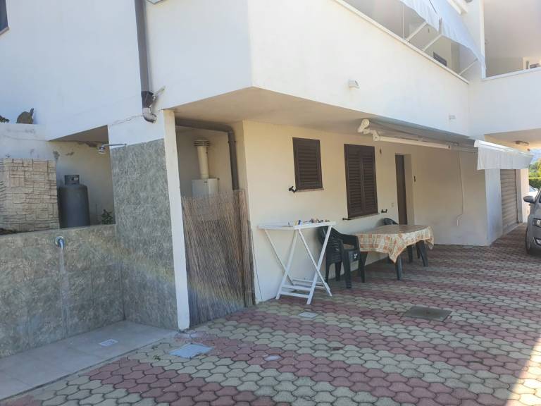 House with yard & grill — photo 4