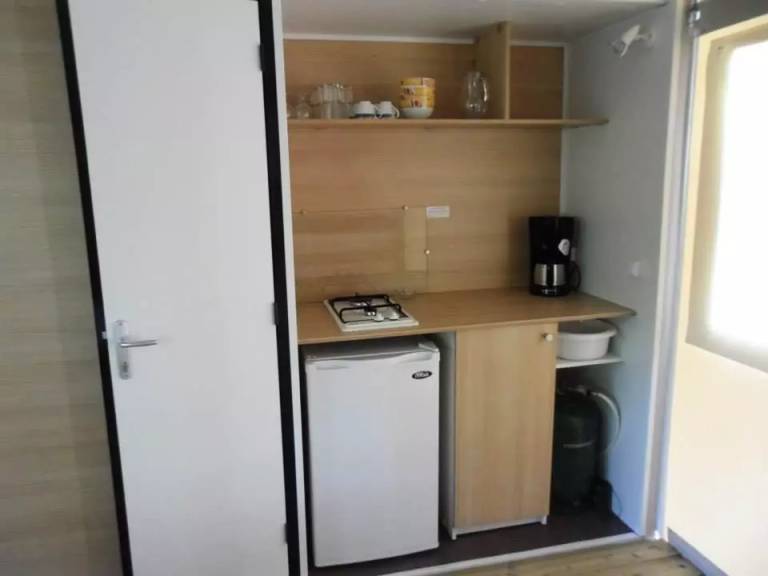 Campsite Le Colombier - Bungalow Toilé - without toilet blocks. 1 bedroom with a double bed, 1 bedroom with 3 single beds 5 people — photo 4