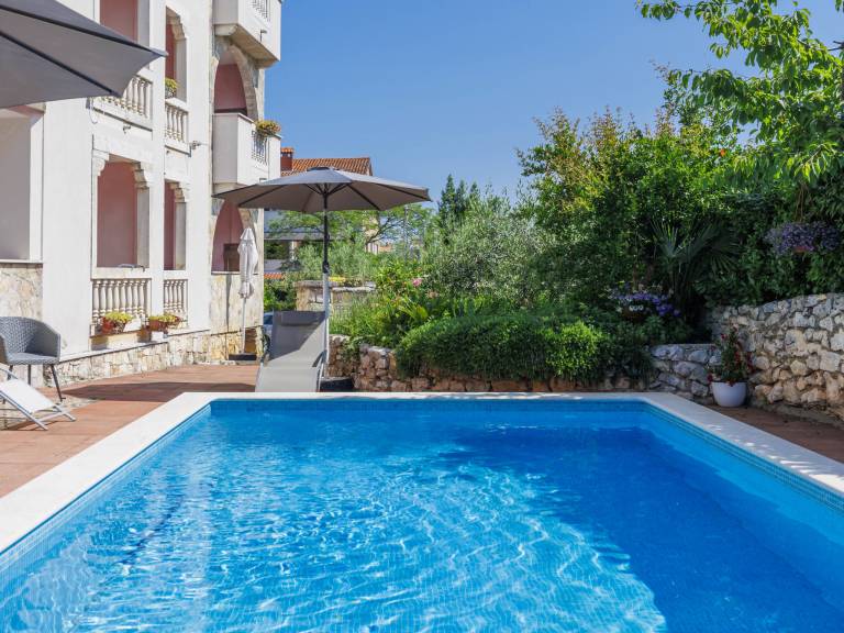 Holiday apartment with pool & garden — photo 2