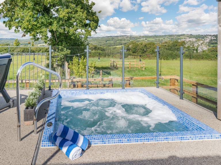 Child-friendly cottage with hot tub, garden & barbeque | Pets are welcome — photo 2
