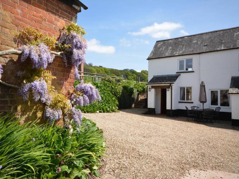 Cottage with garden — photo 2