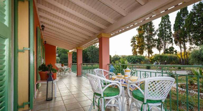 Villa with patio, BBQ & yard | Perfect for remote work — photo 2