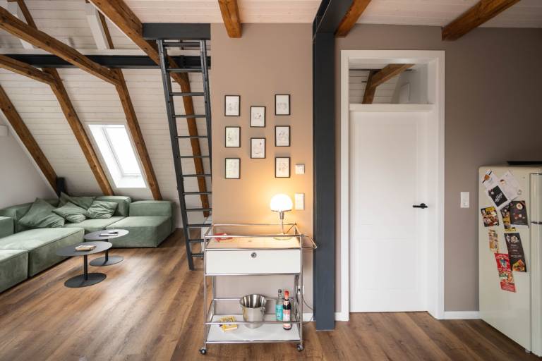 Traumhafte Ferienwohnung am Park, großer Balkon, voll ausgestattete Küche, Schreibtisch, WiFi, Smart TV, Carport, Wallbox, Fahrräder — photo 5
