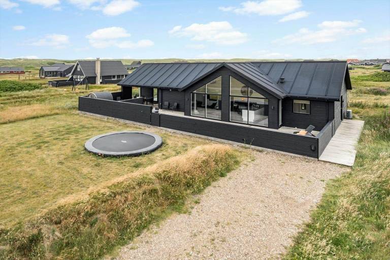 Fully equipped nice vacation home with sauna, hot tub & patio | Pets allowed in Harboore