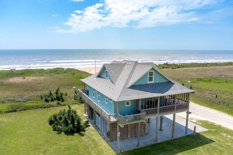 Family-oriented house with barbecue & terrace | Beach view | Pet-friendly in Bolivar, TX