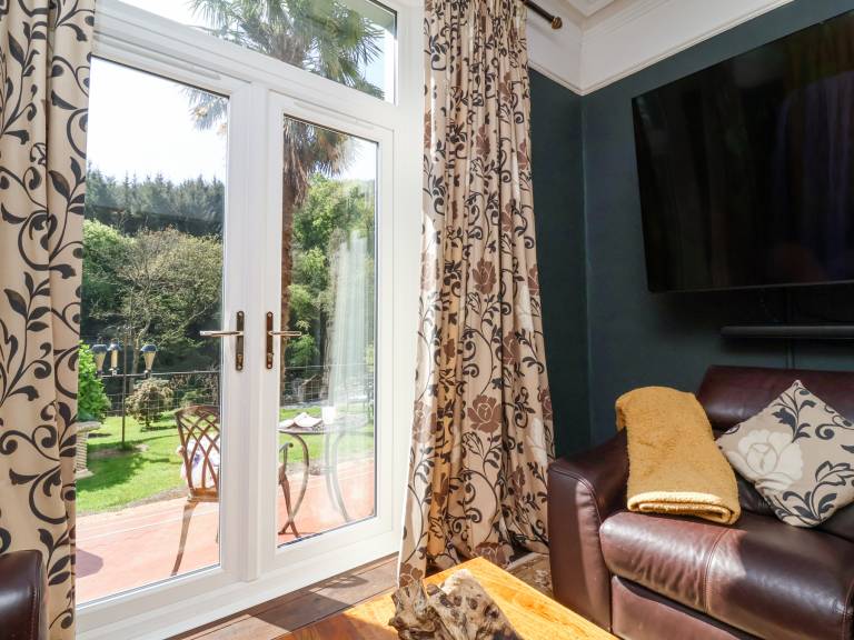 Family-oriented pleasant cottage with yard & barbecue | Beach view | Pets are welcome — photo 4