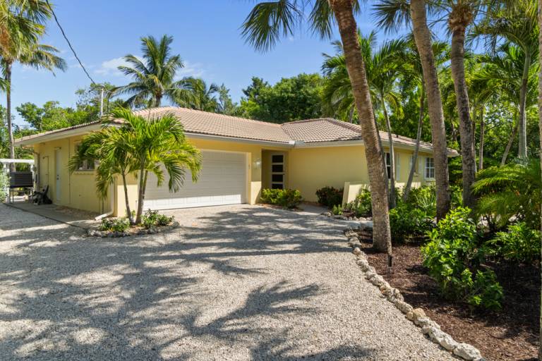Child-friendly vacation home with barbecue, garden & private pool | Water view | Close to the beach | Good for workation | Pet-friendly in Sanibel, FL