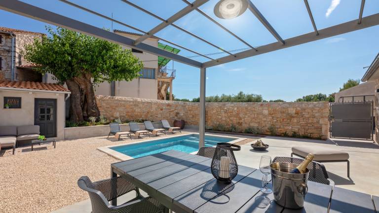 Villa with barbeque, terrace & yard — photo 3