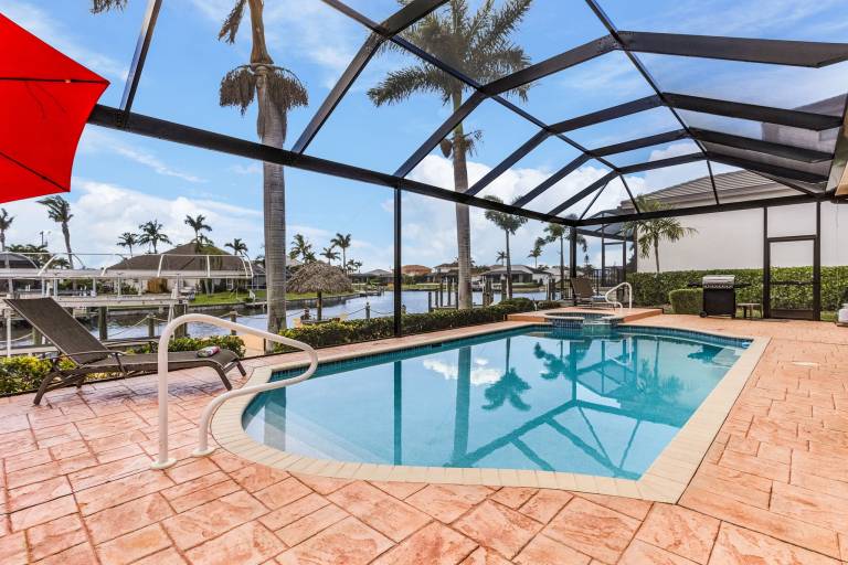 Vacation home with terrace, hot tub & private pool | Water view — photo 3