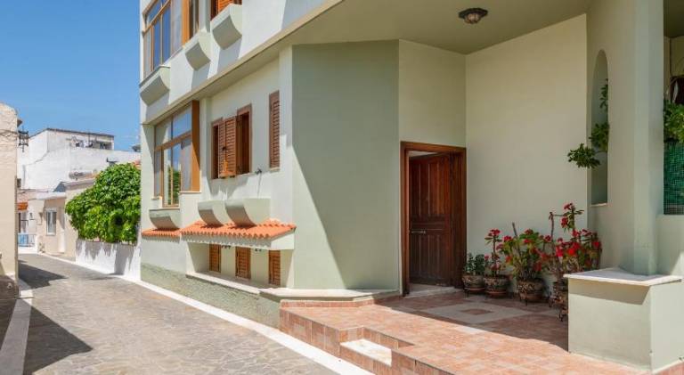 Fully equipped lovely rental apartment with terrace & garden | Suitable for remote work | Pets allowed — photo 3