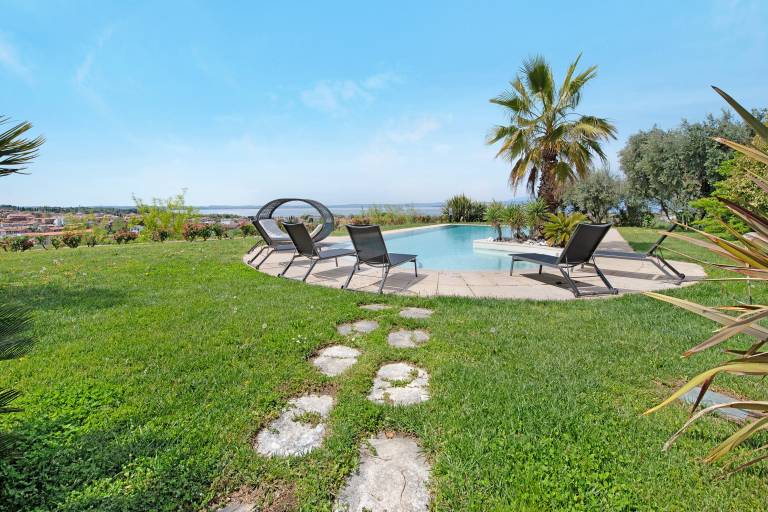 'Villa Sellemond' with Lake View, Pool, Garden & Wi-Fi — photo 3