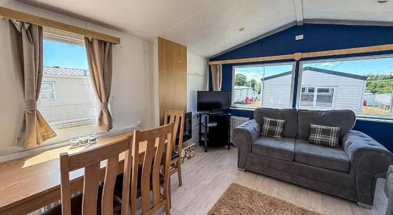Cosy Caravan With Free Unlimited Wi-Fi At Valley Farm Park In Essex Ref 46318Bv — photo 3
