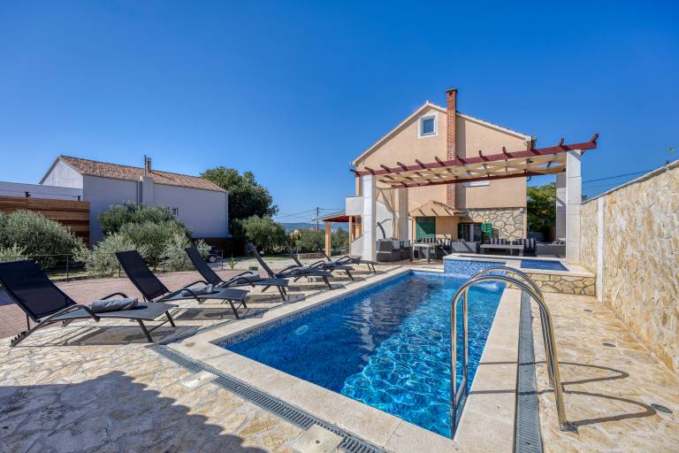 Coastal Paradise Villa with Pool in Biograd na Moru
