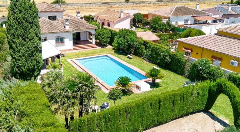 Villa with private pool, terrace & yard | Dogs allowed in Antequera
