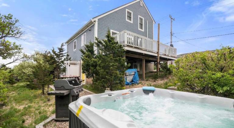 House with hot tub, patio & grill — photo 5