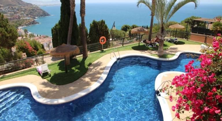 Vacation home with heated pool, terrace & BBQ — photo 3
