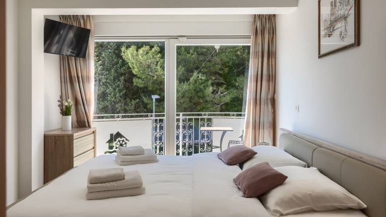 Villa with terrace, private pool & hot tub | Beach nearby | Dogs allowed — photo 5