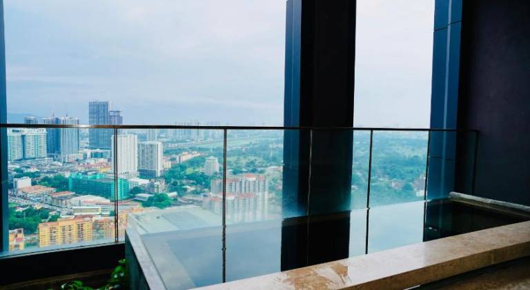 Apartment with pool, terrace & yard | Near Jalan Alor | Suitable for remote work — photo 4