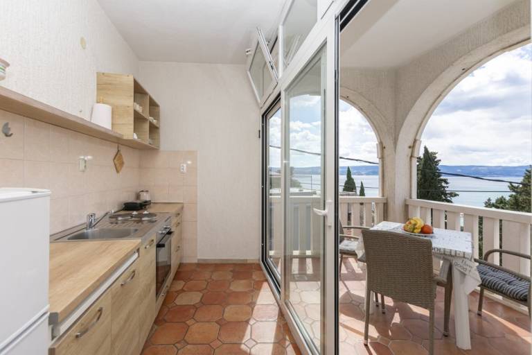 Rental apartment with garden, BBQ & patio in Omis