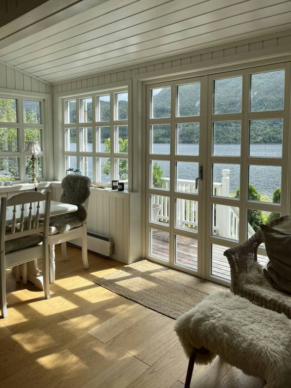 Cabin with shoreline by Brusdalsvannet lake — photo 4