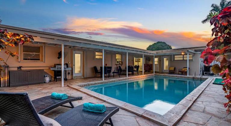 World Cup Luxury Base - 4 Miles to Hard Rock Stadium with Private Pool & Parking in Pembroke, ON