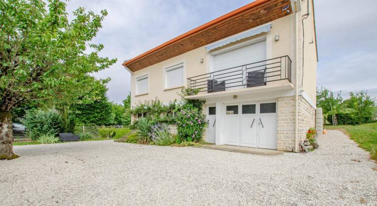 Gite with grill, terrace & garden in Troyes